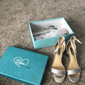 Betsy Johnson blue size 9.5 silver glitter heels